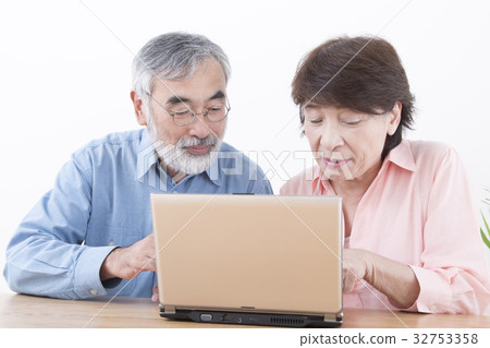 Bright old age image Senior couple using computer Bright old age image Senior couple using computer 32753358