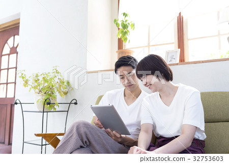 放鬆的夫婦片劑佩帶的鬆弛穿戴 32753603