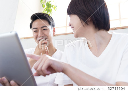 放鬆的夫婦片劑佩帶的鬆弛穿戴 32753604