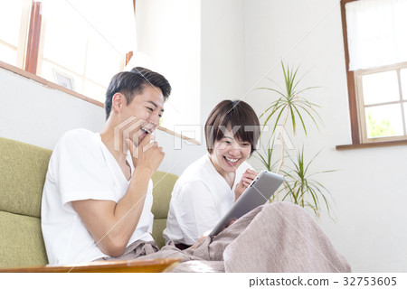 放鬆的夫婦片劑佩帶的鬆弛穿戴 32753605