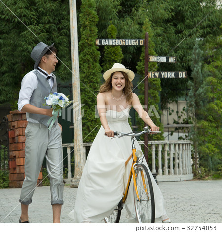 Casual wedding bridal image Casual wedding bridal image 32754053