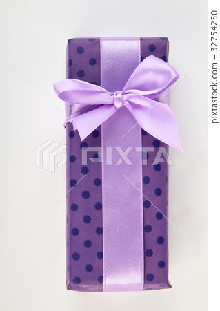 Close up purple gift box. 32754250