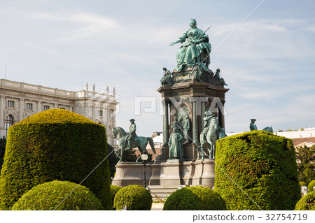 Maria Theresa monument in Vienna, Austria Maria Theresa monument in Vienna, Austria 32754719