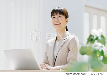 Business woman 32754765