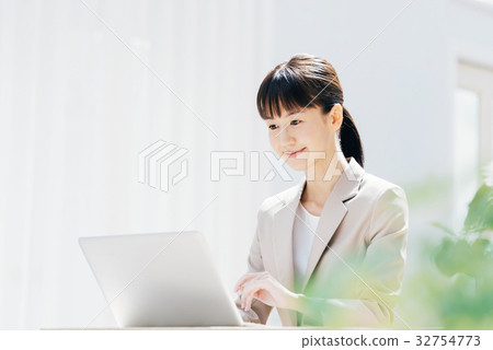 Business woman 32754773