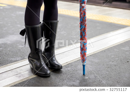 woman legs and umbella woman legs and umbella 32755117