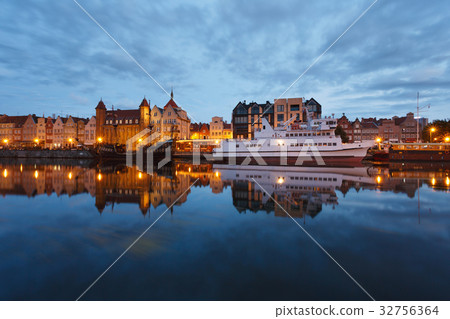 Night cityscape of Gdansk 32756364
