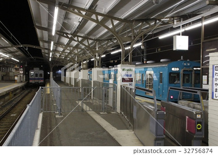 Kisei Main Line分店105系列列車在和歌山市站停靠 32756874