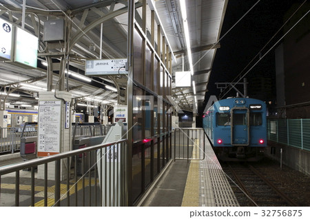 Kisei Main Line分店105系列列車在和歌山市站停靠 Kisei Main Line分店105系列列車在和歌山市站停靠 32756875