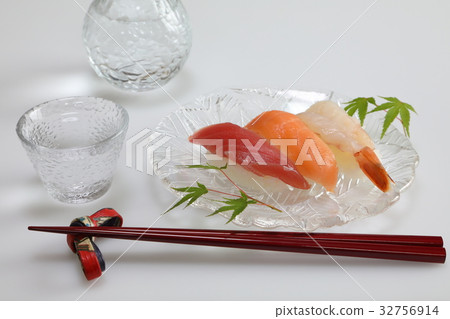 壽司和冷酒 壽司和冷酒 32756914