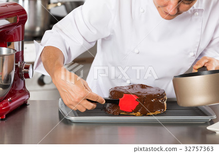 Pastry chef in the kitchen 32757363