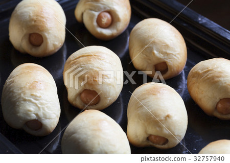 Bread with Sausage 32757940