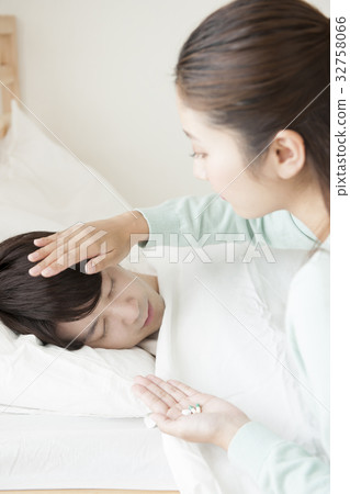 Couple nursing 32758066
