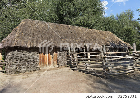 The old woven rural barn with a thatched roof 32758331