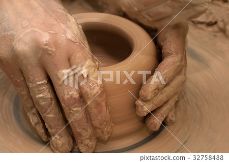 Women hands in process of making clay bowl 32758488