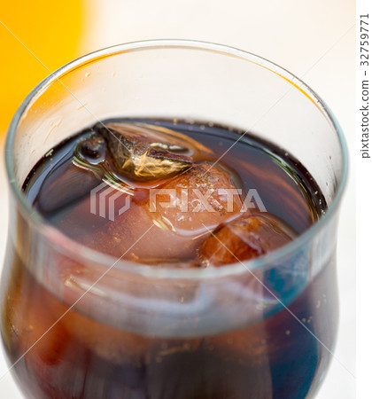 juice with ice in the glass juice with ice in the glass 32759771