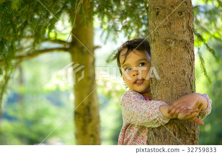 Little girl hugging the tree 32759833