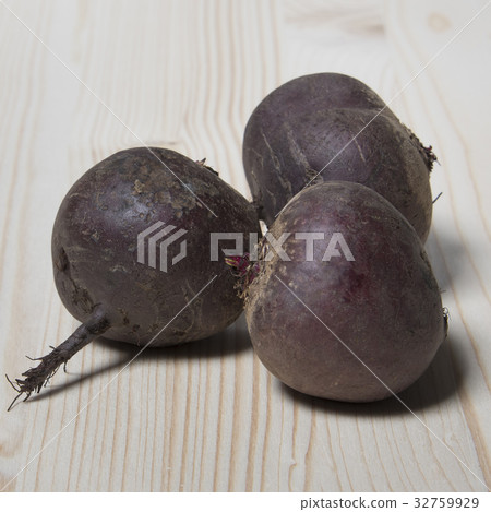 Boiled beet on a wooden table Boiled beet on a wooden table 32759929