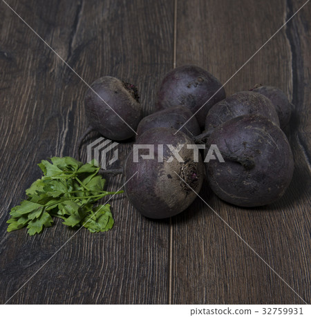 Boiled beetroot on an old wooden table 32759931
