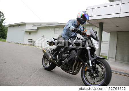 Male motorcycle 32761522