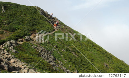 通往Mt. Kitakake南阿爾卑斯山頂的道路 通往Mt. Kitakake南阿爾卑斯山頂的道路 32762147