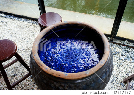 Blue dyeing cylinder Blue dyeing cylinder 32762157