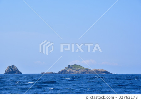 Away from the island of Okinoshima in summer 32762178