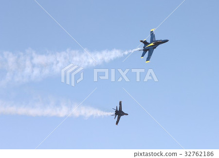 US Navy Blue Angels F / A-18 Hornet battle attack aircraft flying acrobat while smoking 32762186