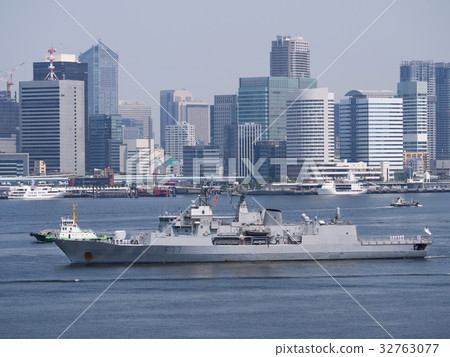 新西蘭海軍護衛艦'Takaha'在東京灣航行 新西蘭海軍護衛艦'Takaha'在東京灣航行 32763077