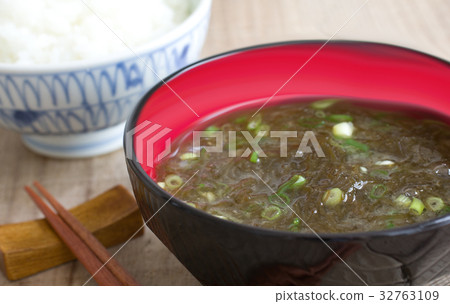 Miso soup with Mozuku seaweed 32763109