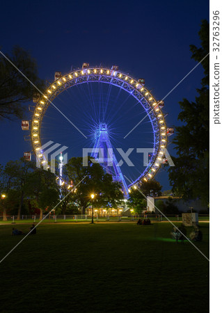illuminated Riesenrad ferris wheel Vienna 32763296
