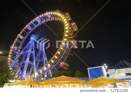 Vienna giant ferris wheel in Prater 32763298