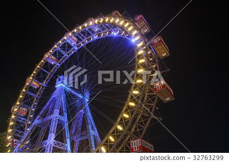 Lighting Ferris wheel Vienna 32763299