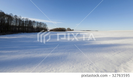 Snow in winter 32763595