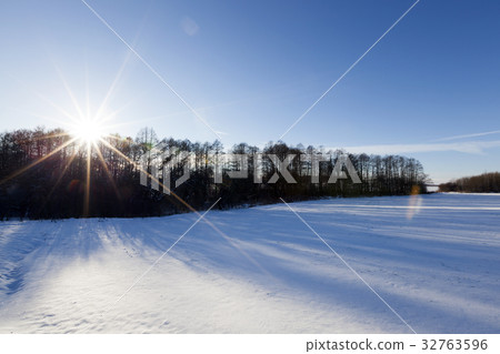 Snow in winter 32763596