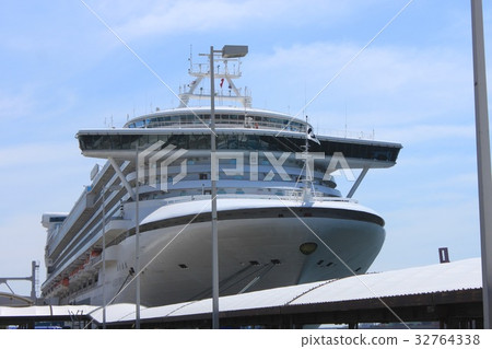豪華班輪停泊在大阪Tenposan碼頭 32764338