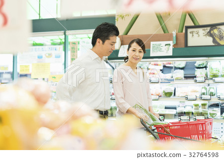 Supermarket middle couple customer 32764598