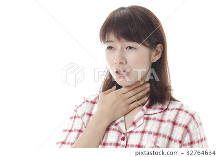 Woman who hurt her throat 32764634