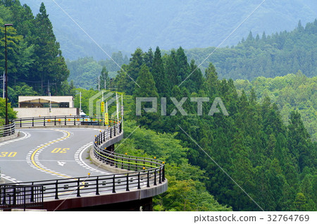 連續曲線在山路 連續曲線在山路 32764769
