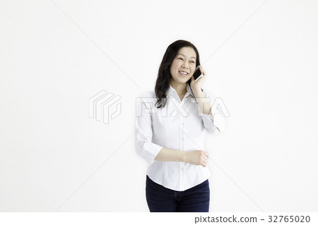中間夫人，白色背景，白色襯衣，智能手機 32765020
