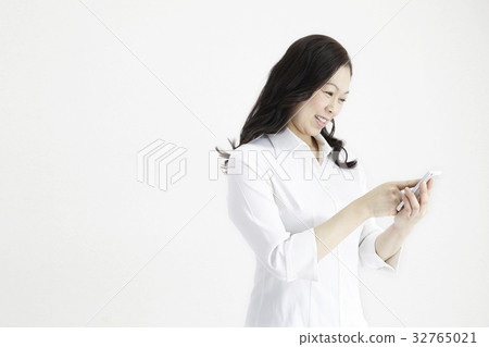 中間夫人，白色背景，白色襯衣，智能手機 32765021