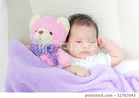 Portrait of adorable baby girl sleeping on the bed 32767043