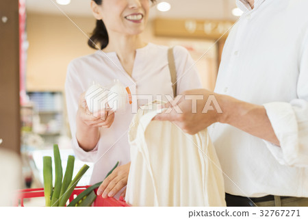 Supermarket middle couple customer 32767271