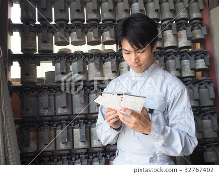 Painter with car paint swatch Painter with car paint swatch 32767402