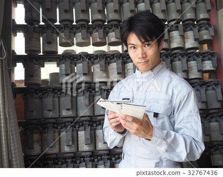 Painter with car paint Painter with car paint 32767436