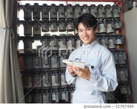 Painter with car paint 32767494