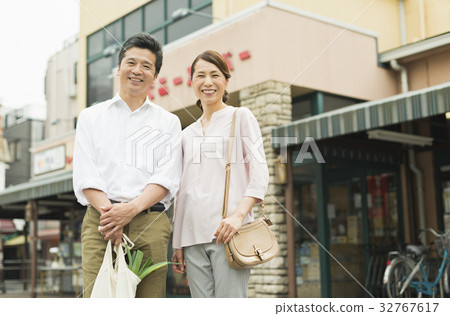 Supermarket middle couple customer 32767617