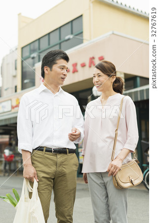 Supermarket middle couple customer 32767619