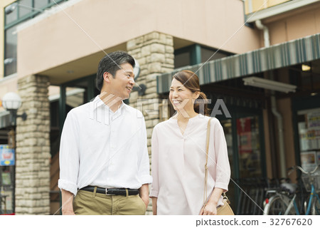 Supermarket middle couple customer 32767620