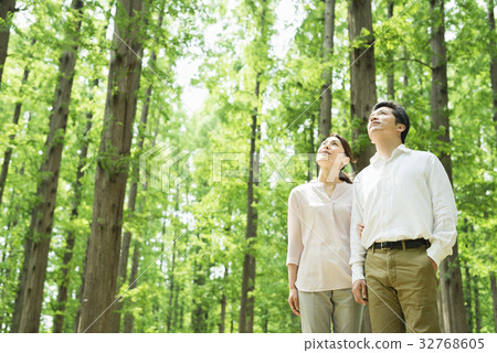 Middle couple Middle couple 32768605